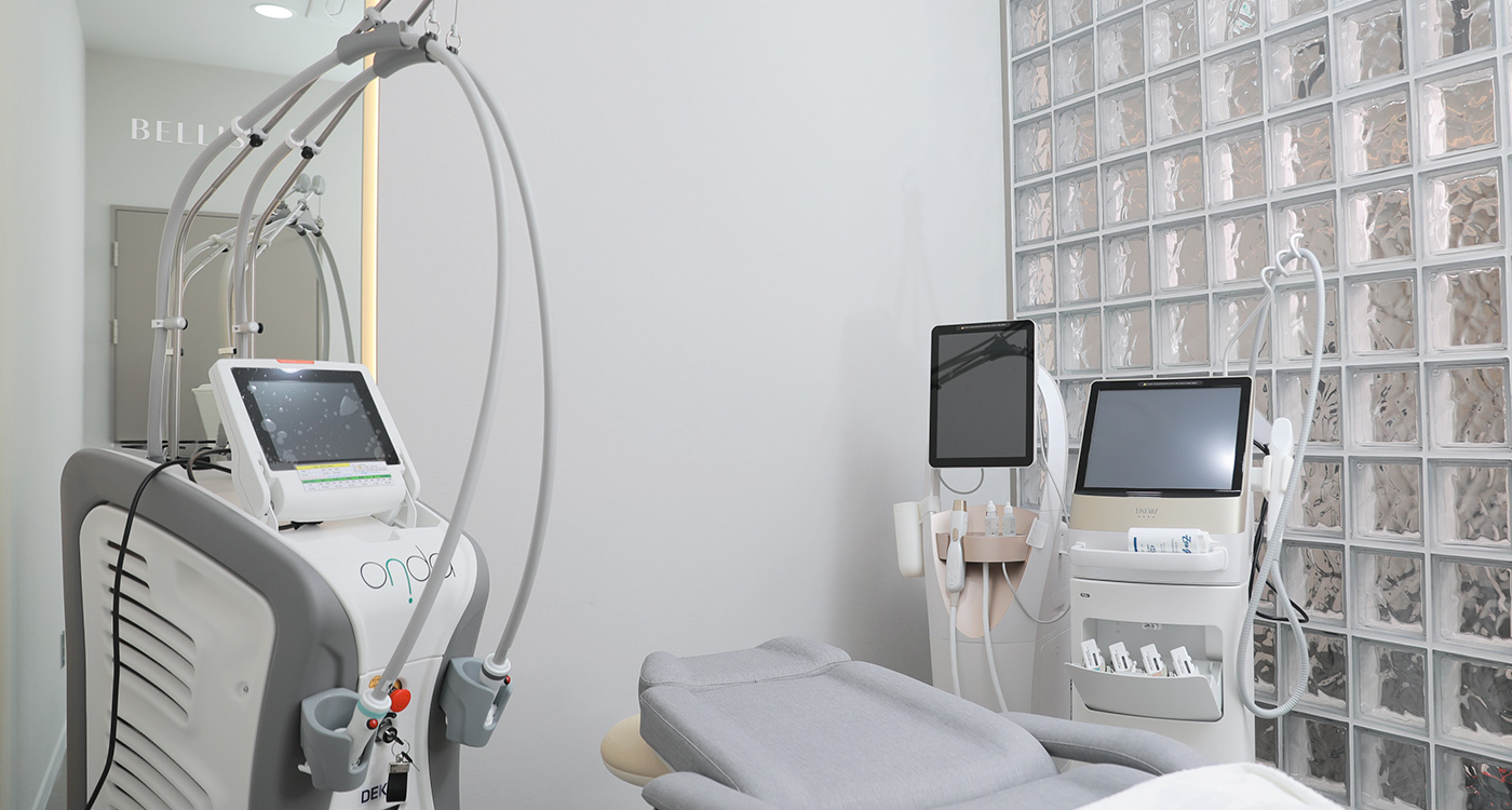 Laser treatment room at Bellis Clinic equipped with Onda and advanced lifting devices