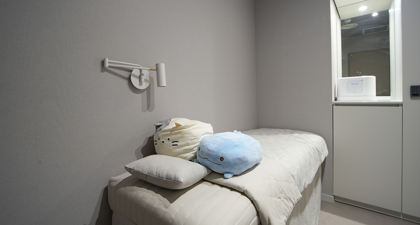 Comfortable recovery room at Bellis Clinic for post-treatment rest