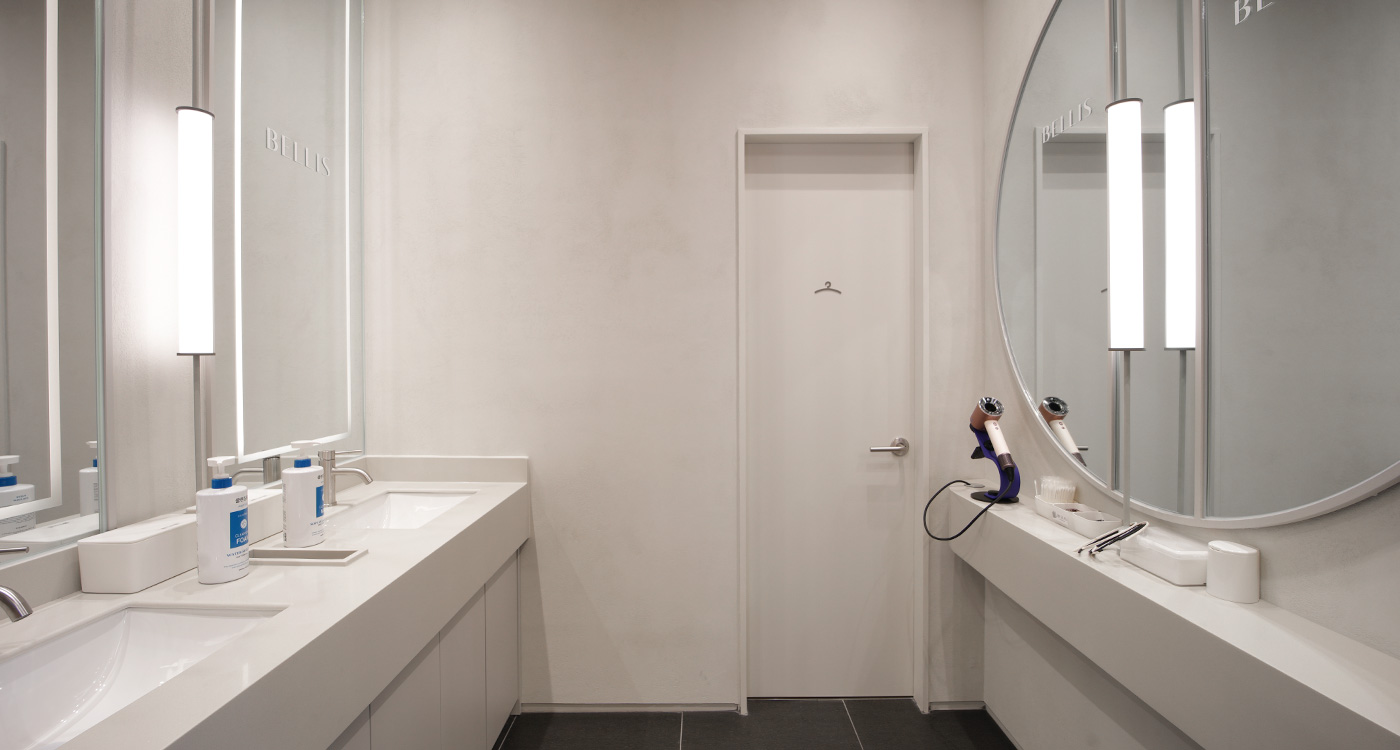 Bellis Clinic powder room with vanity, mirrors and hair dryer for after-treatment touch-ups